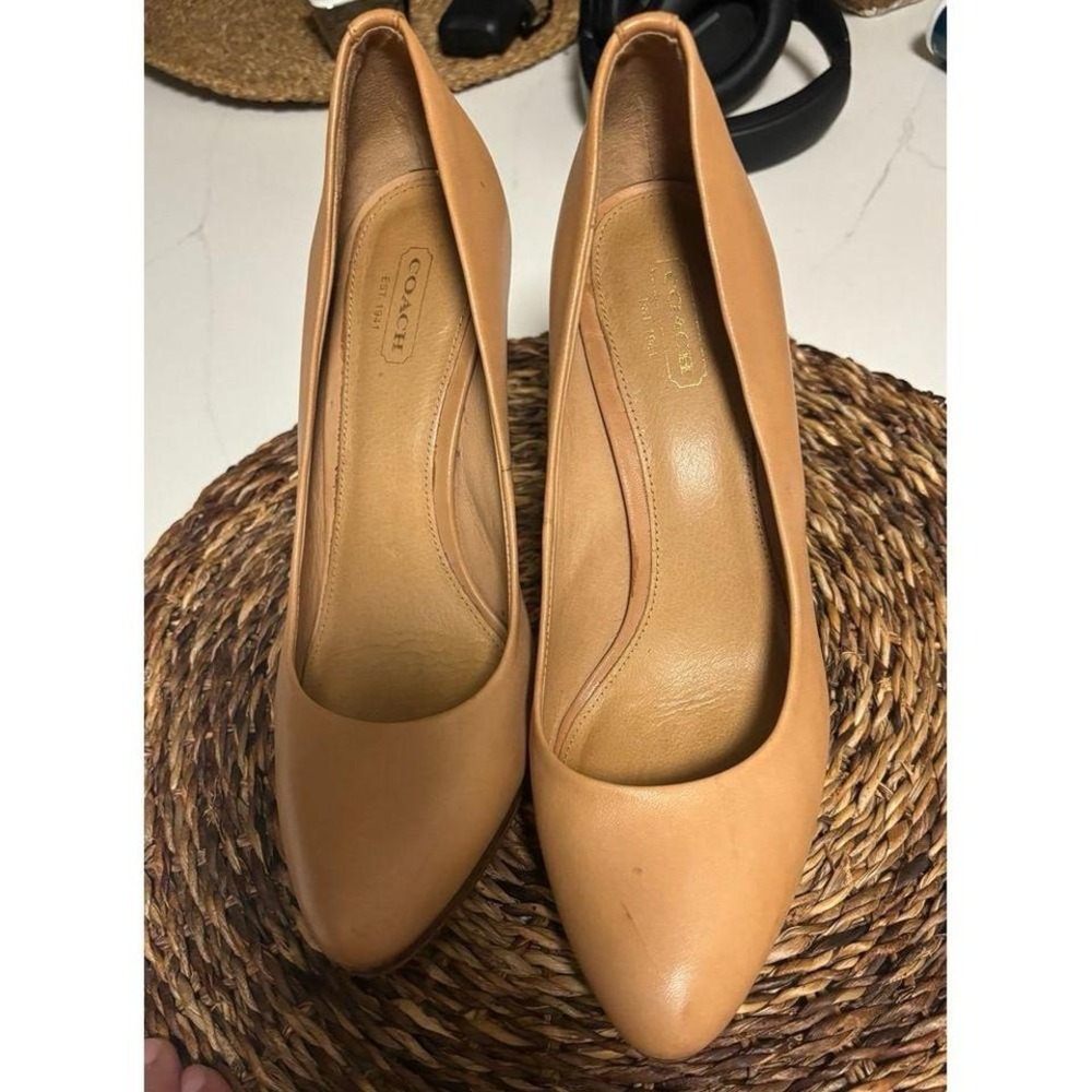 Coach tan heels size 8.5 - Picture 6 of 7